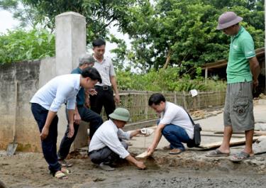 Lãnh đạo, cán bộ xã Đào Thịnh cùng cán bộ Ban Quản lý Dự án Đầu tư và Xây dựng huyện Trấn Yên kiểm tra việc bê tông hóa đường giao thông nông thôn tại thôn 3.