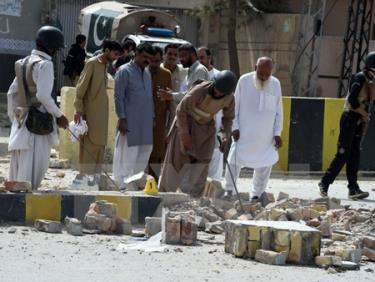 Cảnh sát điều tra tại hiện trường vụ đánh bom ở Quetta, thủ phủ tỉnh Balochistan, Tây Nam Pakistan ngày 11/8.