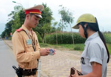 Cảnh sát giao thông thị xã Nghĩa Lộ tăng cường tuần tra, kiểm soát trong những tháng cuối năm.