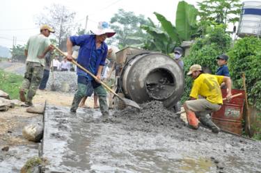 Người dân huyện Văn Chấn tham gia thi công các dự án giao thông nông thôn.
