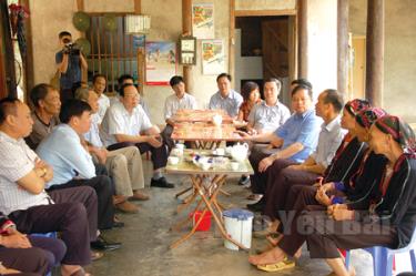 Đồng chí Dương Văn Thống - Phó Bí thư Thường trực Tỉnh ủy, Trưởng đoàn Đại biểu Quốc hội khóa XIV tỉnh Yên Bái (thứ 5, phải sang) trao đổi với Trưởng thôn Đặng Văn Nam (thứ 4, phải sang) cùng người dân thôn Ngòi Kè về nhiệm vụ phát triển kinh tế - xã hội của thôn.