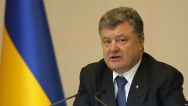 Tổng thống Ukraine Poroshenko đặt quân đội ở mức báo động cao nhất.