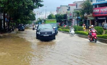 Lúc 15h, nước sông Hồng dâng, gây ngập Ngã tư Cao Lanh (đầu đường Nguyễn Thái Học)