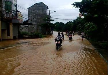 Nhiều đoạn trên tuyến đường Yên Bái - Khe Sang (khu vực Yên Bái - thị trấn Cổ Phúc, huyện Trấn Yên) bị ngập sâu