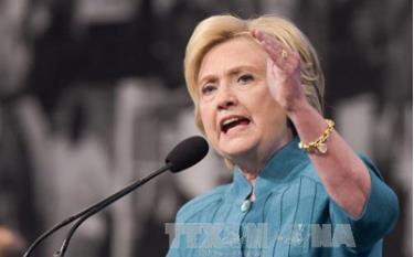 Người dùng mạng xã hội nghi ngờ về sức khỏe của bà Clinton.