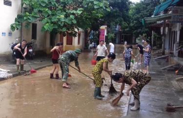 Người dân phường Hồng Hà, thành phố Yên Bái tham gia vệ sinh các tuyến phố.