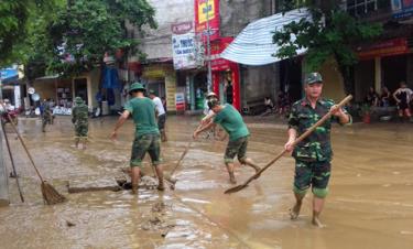 Lực lượng vũ trang được huy động tham gia khắc phục hậu quả nước sông Hồng dâng.