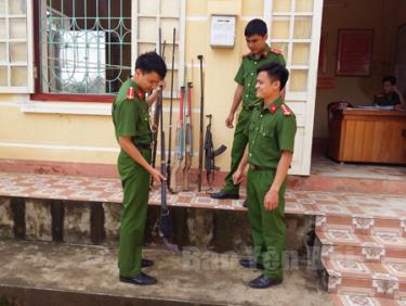 Công an huyện Trạm Tấu kiểm tra, niêm phong số vũ khí thu hồi do nhân dân giao nộp.