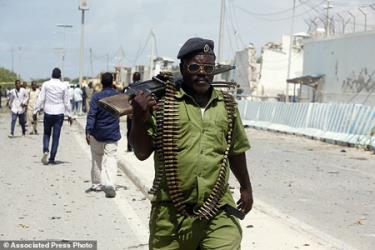 Một lính Somalia đi tuần trên đường phố

