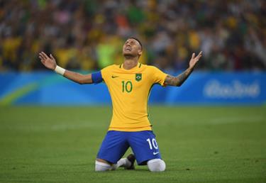 Neymar từ chức đội trưởng Brazil.