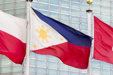 Cờ Philippines (chính giữa) tại trụ sở Liên Hợp Quốc ở New York, Mỹ.
