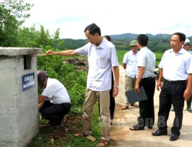 Ông Hà Mạnh Cường – Phó Giám đốc Sở TN&MT cùng người dân xã Báo Đáp, huyện Trấn Yên kiểm tra bể thu gom bao bì, gói thuốc BVTV.