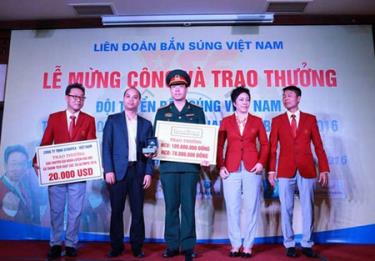 Hoàng Xuân Vinh trên bục nhận thưởng.