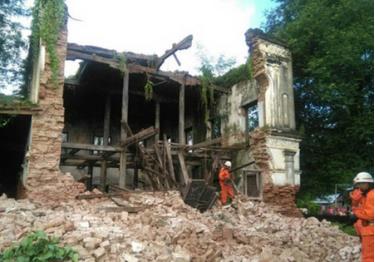 Một tòa nhà bị đổ sập ở khu vực Taungdwingyi, Magwe, Myanmar.