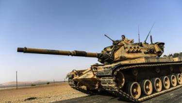 Cảnh một xe tăng Thổ Nhĩ Kỳ tiến về phía Syria.