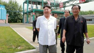 Nhà lãnh đạo Triều Tiên Kim Jong Un thăm Khu phức hợp Sunchon, trong bức ảnh được công bố bởi Hãng Thông tấn Trung ương Triều Tiên (KCNA), ngày 13-8-2016.