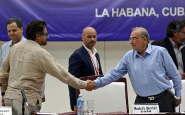 Đại diện chính phủ Colombia (phải) và đại diện FARC bắt tay tại Havana.