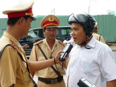 Cảnh sát giao thông kiểm tra nồng độ cồn của người điều khiển phương tiện giao thông. Ảnh: Internet.