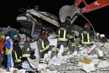 Lực lượng cứu hộ tìm kiếm nạn nhân động đất tại Amatrice, Italy ngày 25/8.