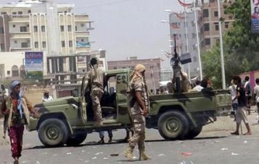 Các binh sĩ quân đội Yemen ở gần hiện trường vụ đánh bom.