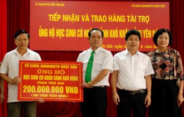 Lãnh đạo Uỷ ban MTTQ tỉnh, Sở Giáo dục & Đào tạo tỉnh tiếp nhận quà tặng từ nhà tài trợ.