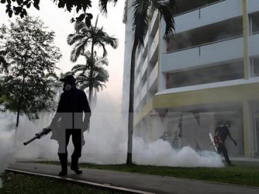 Phun thuốc diệt muỗi mang virus Zika ở một khu dân cư tại Aljunied ngày 29/8.