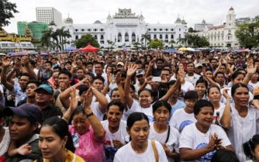 Người dân Myanmar xuống đường bày tỏ sự ủng hộ đối với Hội nghị hòa bình với mục tiêu hòa giải dân tộc.