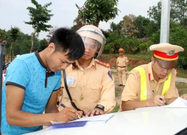 Lực lượng cảnh sát giao thông Công an tỉnh tiến hành xử phạt xe cơi nới.