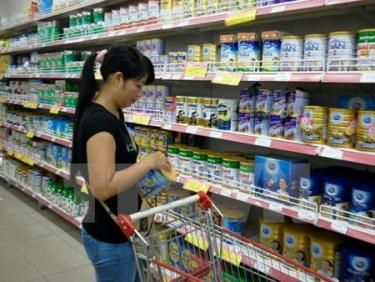 Khách hàng chọn mua sữa bình ổn giá tại Siêu thị Co.op Mart Thanh Hà.