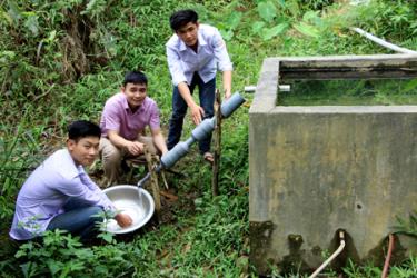 Hai em Hoàng Văn Cường và Hà Văn Mười cùng thầy giáo Nguyễn Văn Đức Trường THPT Chu Văn An, huyện Văn Yên lắp đặt ống nước tại nhà dân từ sáng kiến lọc nước từ than hoạt tính chuyển hóa từ bã mía  - Giải Nhì Cuộc thi Sáng tạo xanh do Tổng cục Môi trường và Trung ương Đoàn phối hợp tổ chức.
Ảnh: Lê Thương