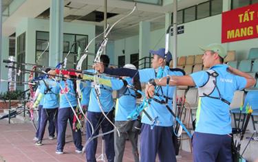 Các thành viên đội tuyển bắn cung quốc gia miệt mài tập luyện tại Trung tâm Huấn luyện thể thao quốc gia Hà Nội chuẩn bị cho SEA Games 29.