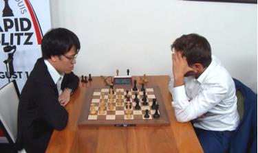 Quang Liêm (trái) trong cuộc đọ trí cùng Aronian Levon.