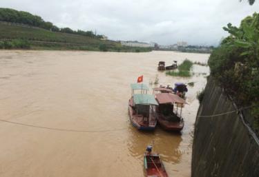 Lũ trên sông Hồng tại Lào Cai lên cao sáng 17-8.