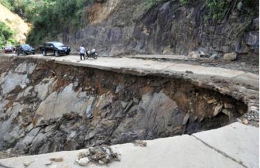 Dù đã thông tuyến nhưng nhiều đoạn trên đường vào xã Chế Tạo bị mất hộ lan, sạt ta luy âm rất nguy hiểm.