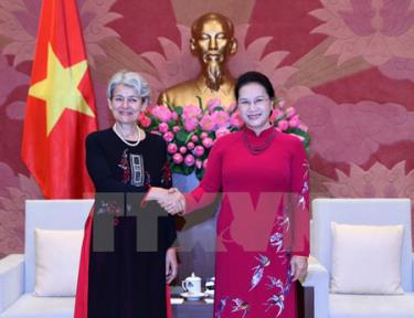 Chủ tịch Quốc hội Nguyễn Thị Kim Ngân tiếp bà Irina Bokova, Tổng Giám đốc Tổ chức Giáo dục-Khoa học và Văn hóa của Liên hợp quốc (UNESCO) đang thăm chính thức Việt Nam.