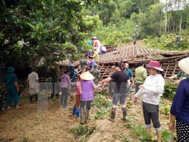 Lực lượng dân quân, bộ đội cùng người dân thị trấn Bằng Lũng, huyện Chợ Đồn khắc phục hậu quả mưa lũ.