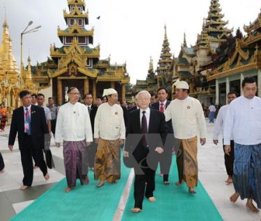 Tổng Bí thư Nguyễn Phú Trọng đến thăm Chùa Vàng.