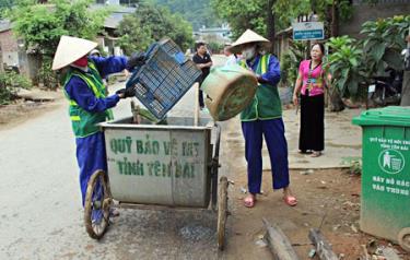 Tổ tự quản thu gom rác sinh hoạt tại thôn Đêu 3, xã Nghĩa An, thị xã Nghĩa Lộ. (Ảnh: Văn Bắc)