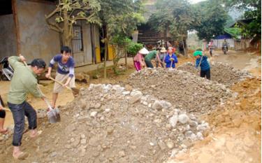 Nguồn vốn tín dụng chính sách góp phần quan trọng thực hiện mục tiêu xoá đói giảm nghèo, tạo việc làm, bảo đảm an sinh xã hội, xây dựng nông thôn mới. (Trong ảnh: Người dân xã An Lương, huyện Văn Chấn làm đường giao thông nông thôn).