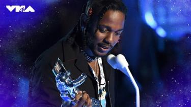 Kendrick Lamar xúc động phát biểu khi nhận giải thưởng MTV Video Music Awards 2017.