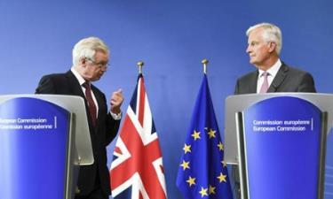 Trưởng đoàn đàm phán Anh David Davis (trái) và Trưởng đoàn đàm phán EU Michael Barnier tại buổi họp báo trong khuôn khổ vòng đàm phán thứ ba về Brexit.