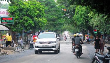 Đoạn đường qua cổng Bệnh viện Đa khoa khu vực Nghĩa Lộ mặt đường hẹp, có nhiều đường nhánh đấu nối, tiềm ẩn nguy cơ mất ATGT.