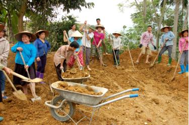 Người dân xã Khánh Thiện tham gia làm đường giao thôn liên thôn. Ảnh Minh Quang