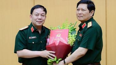 Đại tướng Ngô Xuân Lịch trao quyết định bổ nhiệm chức vụ Chủ tịch kiêm Tổng giám đốc Tập đoàn Viettel cho Thiếu tướng Lê Đăng Dũng.