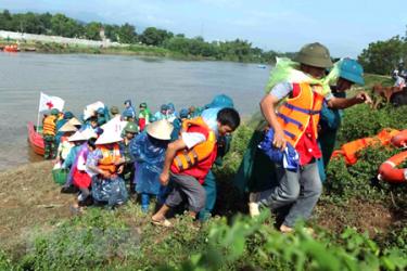 Ban chỉ huy phòng chống thiên tai xã Thủy Xuân Tiên, huyện Chương Mỹ, Hà Nội tổ chức di dân đến nơi an toàn.