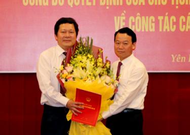 Chủ tịch UBND tỉnh Đỗ Đức Duy trao Quyết định và tặng hoa chúc mừng đồng chí Vương Văn Bằng - tân Giám đốc Sở Giáo dục-Đào tạo.