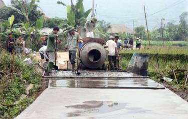 Phong trào làm đường giao thông nông thôn phát triển mạnh tại các địa phương trong tỉnh.