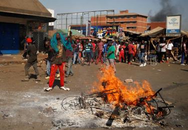 Người ủng hộ lãnh đạo đảng MDC đối lập Zimbabwe biểu tình phản đối kết quả bầu cử Tổng thống ở Harare ngày 1-8.