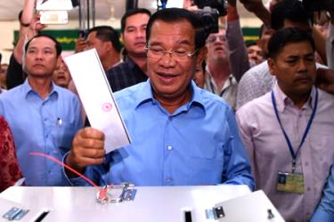 Thủ tướng Samdech Techo Hun Sen (giữa), Chủ tịch đảng Nhân dân Campuchia (CPP) cầm quyền bỏ phiếu tại điểm bầu cử ở Phnom Penh ngày 29/7.