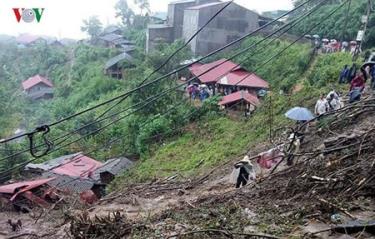 Vụ sạt núi xảy ra vào đầu giờ chiều 3/8, làm thiệt hại 4 ngôi nhà tại bản Sin Chải, xã biên giới Mù Sang, huyện Phong Thổ (Lai Châu).